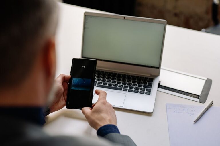 Australia obliga a grandes tech a pagar por noticias