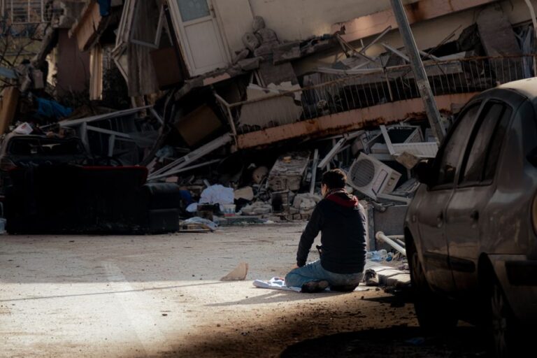 Terremoto de 7.7 grados en Indonesia deja al menos 14 muertos